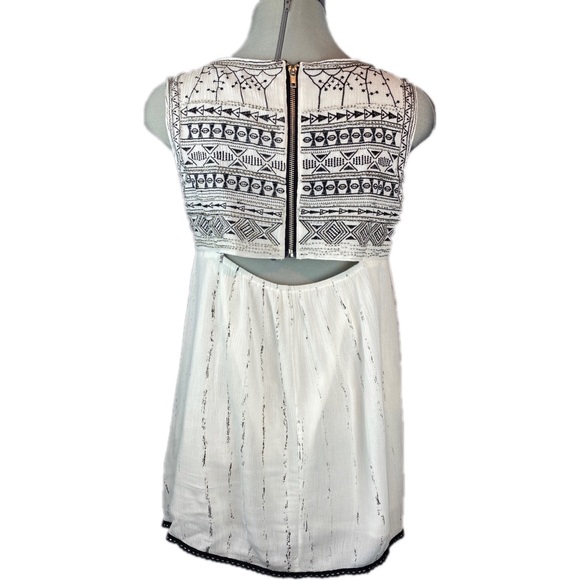 FUNSPORT Tribal Embroidered Sleeveless Dress Tunic - Picture 3 of 7
